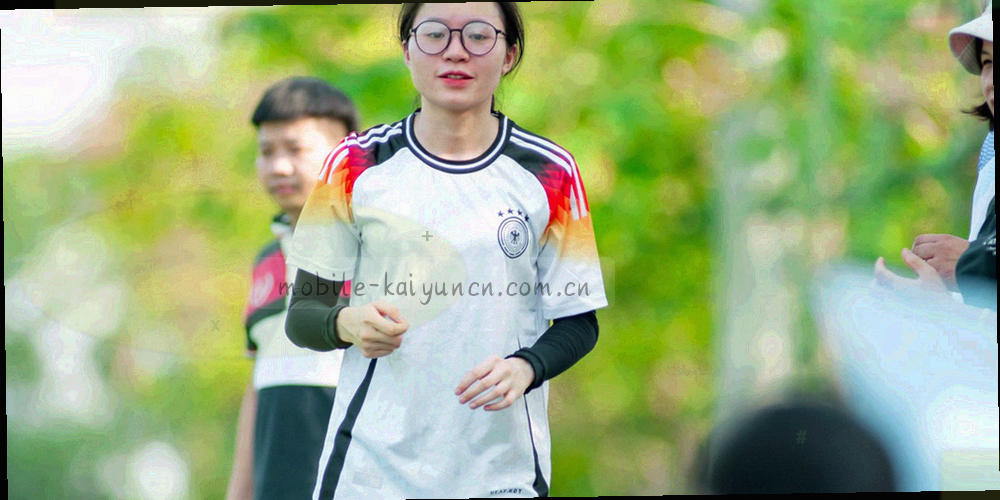 手机和笔记本屏幕显示相同数据界面，中间有同步箭头